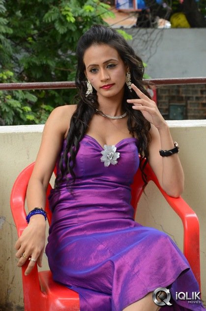 Chahat-at-Fallow-Fallow-You-Teaser-Launch